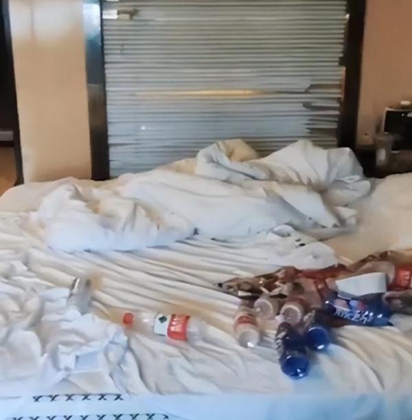 两女生退房留下满屋垃圾还生蛆?酒店:清洁阿姨收拾3个小时