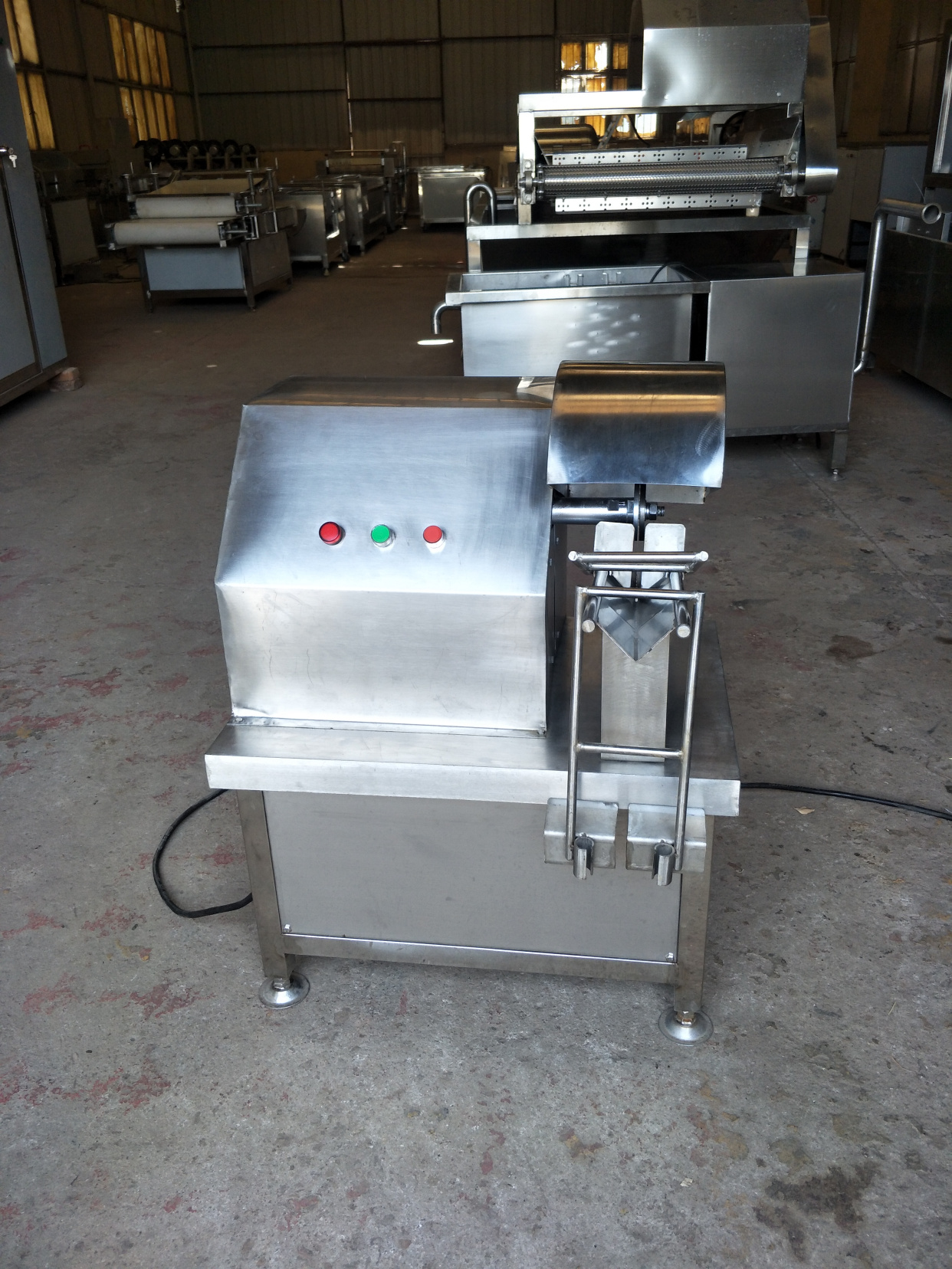 研发新型猪蹄劈半机厂家 猪蹄劈半机供货