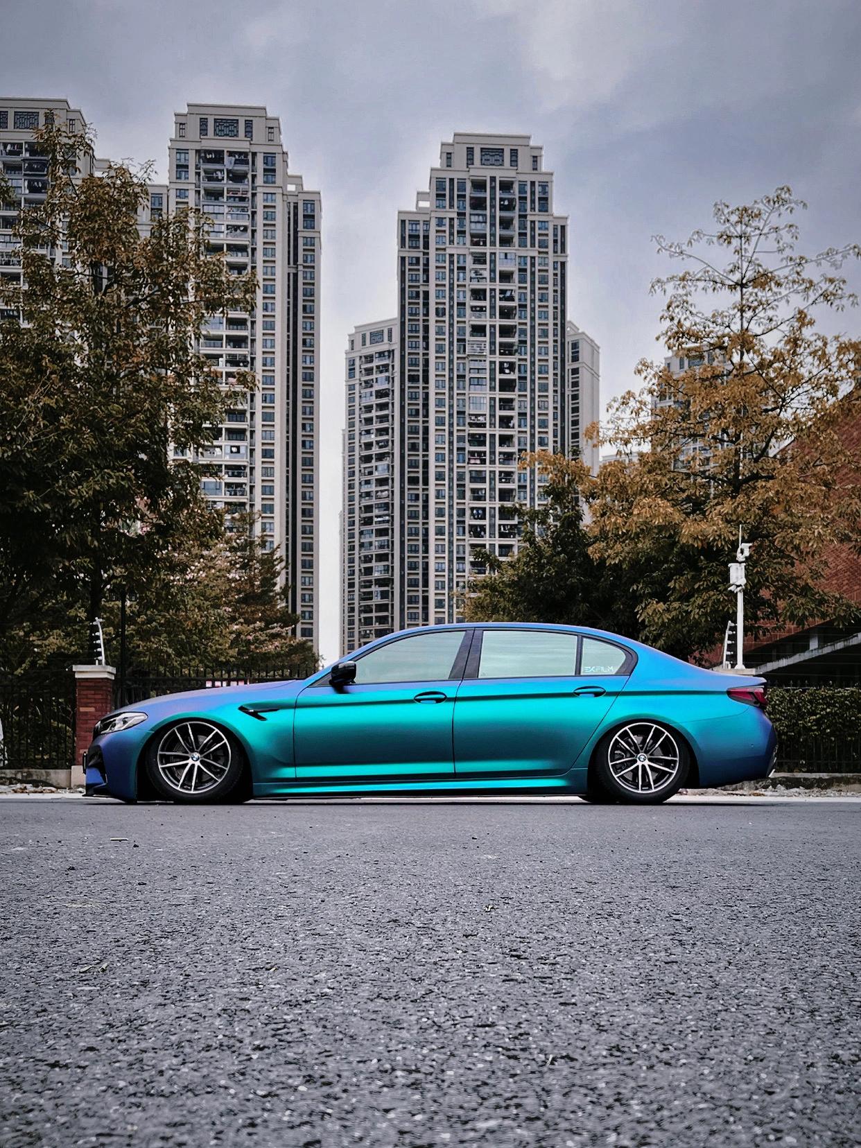 宝马汽车ekfilm改色膜孔雀绿,蓝色和绿色混合形成的颜色