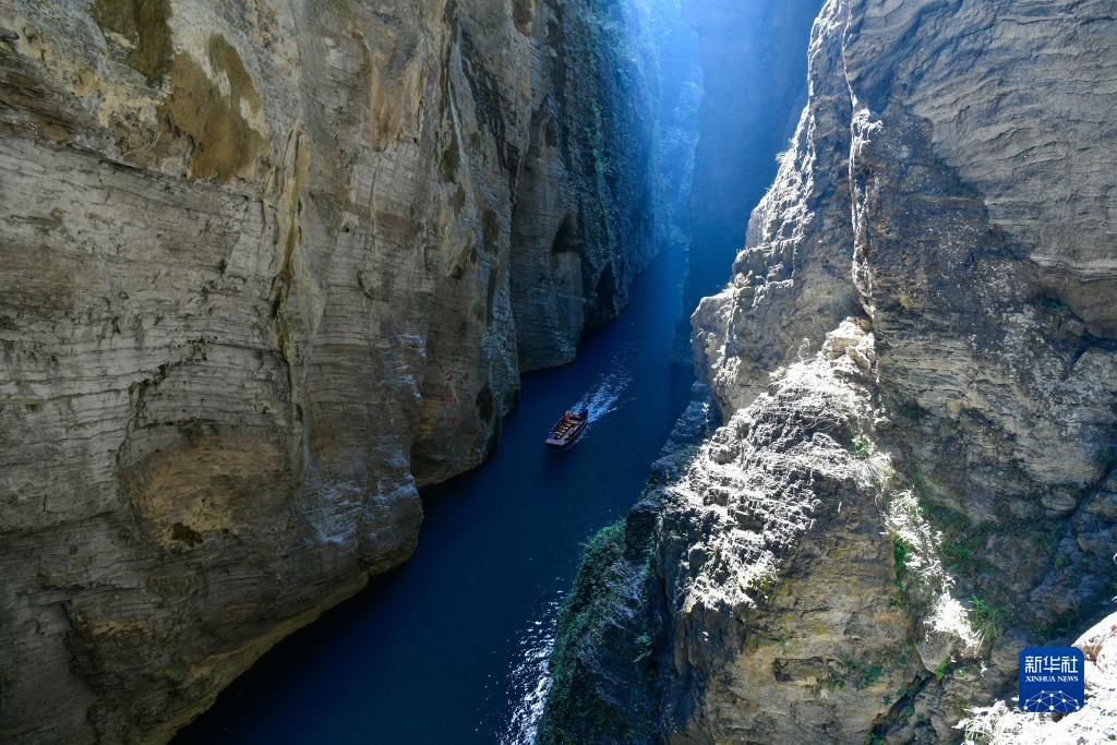 鹤峰屏山峡谷照片图片