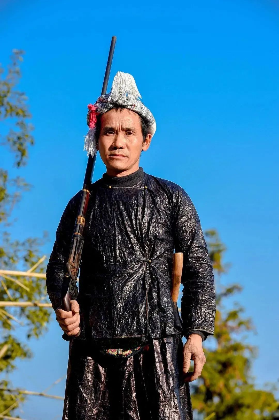 山里虽早已没有走兽飞禽可打但男人出门时仍然喜欢带着猎枪枪早已