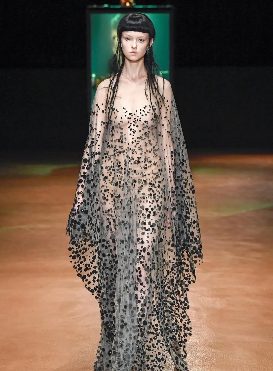 据说2023走秀服装 都是以露 透视 轻薄 凉爽 节省布料为标准1717