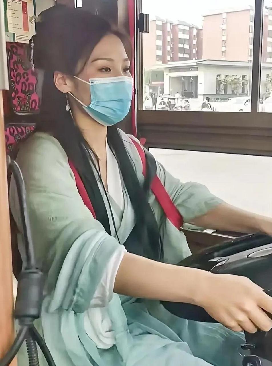洛阳81路公交驾驶员穿着汉服开起了公交,她据说有14年的公共交通车