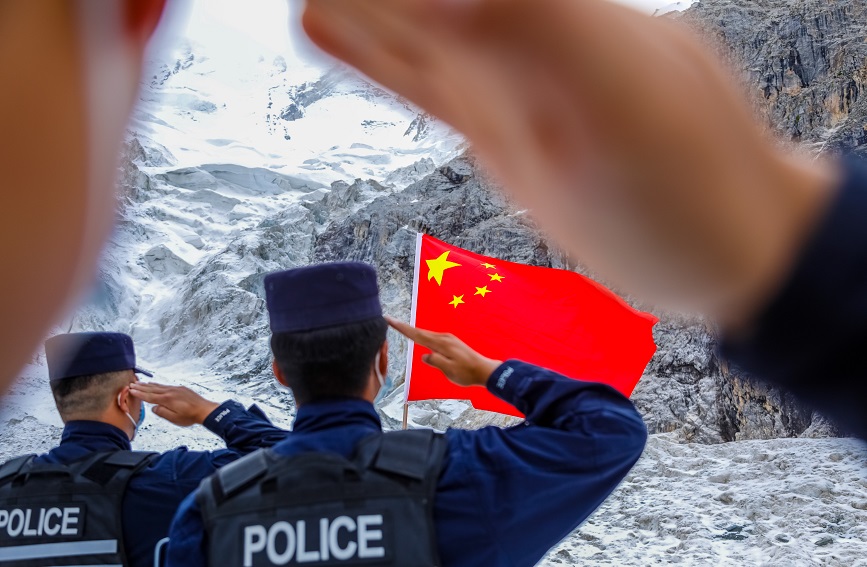 新疆伊犁:移民管理警察踏雪巡边