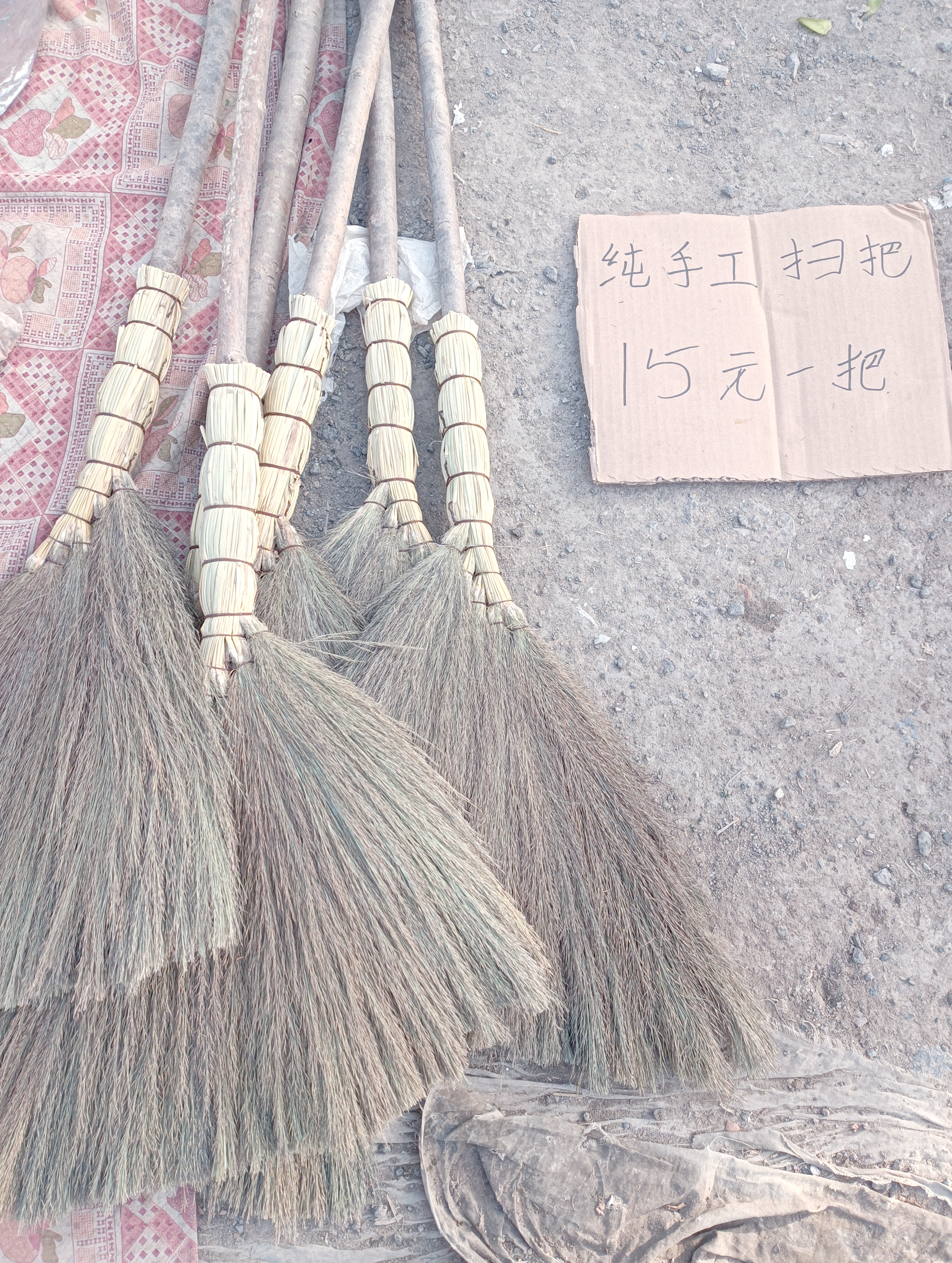 从高粱到笤帚:传统与现代的扫帚变迁