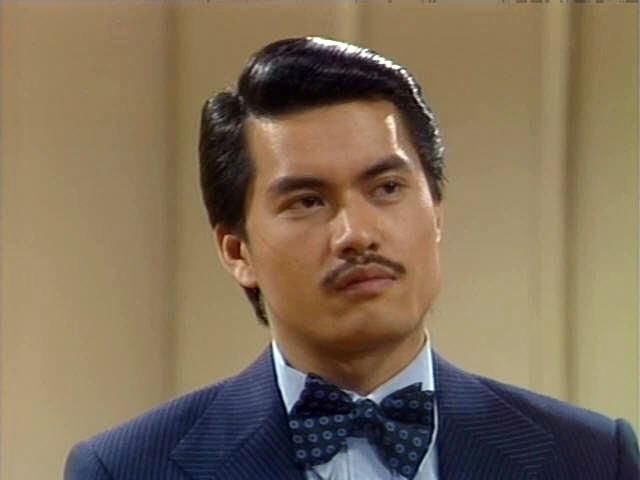 65岁吕良伟常年坚持运动,与同龄人站在一起就像下一辈,健身有用