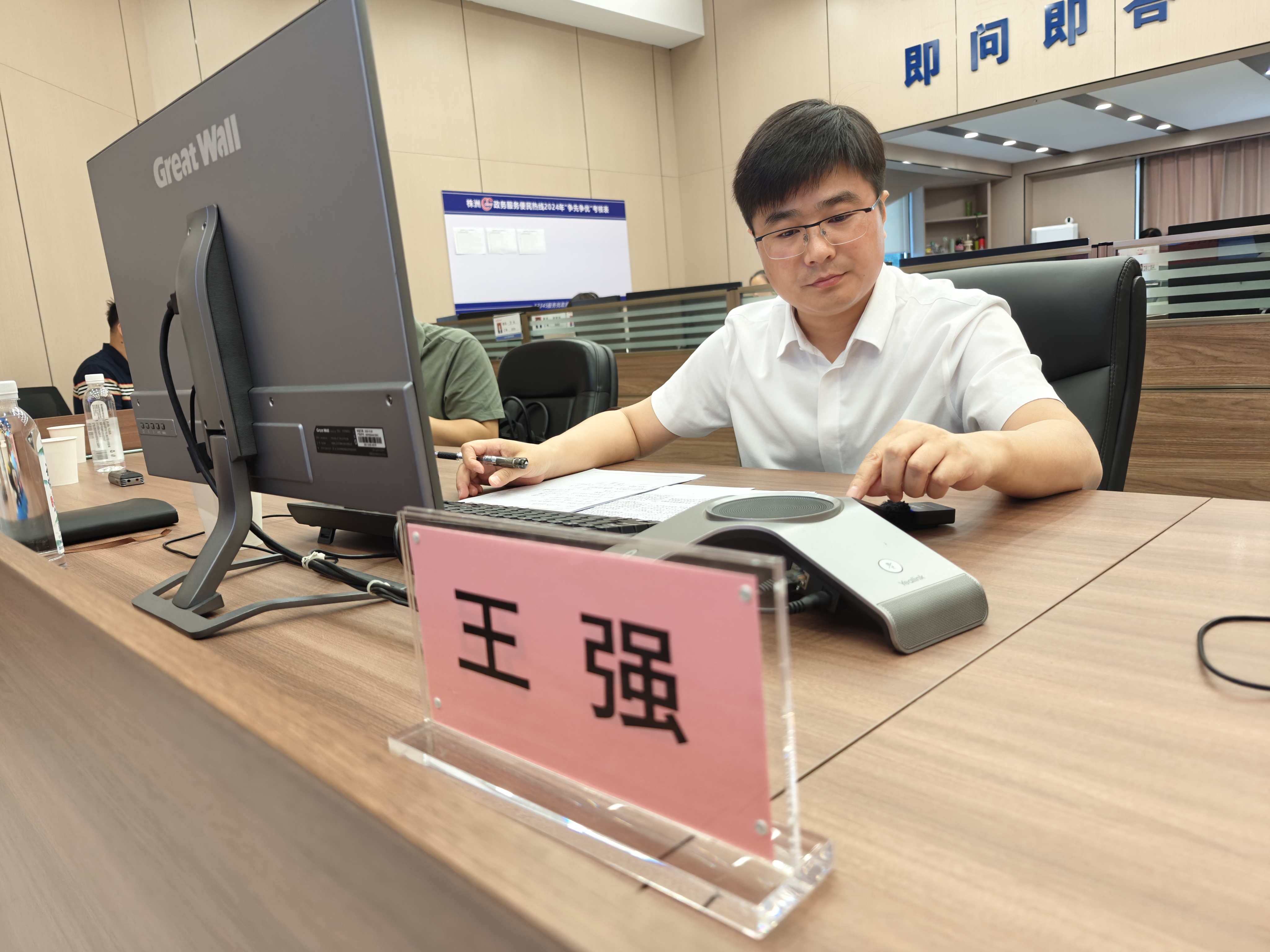 芦淞区委副书记,区长王强接听便民热线 现场回应民生诉求