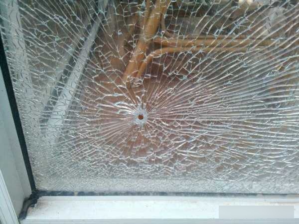 如何区分钢化玻璃是自然爆裂还是受外力作用爆裂?
