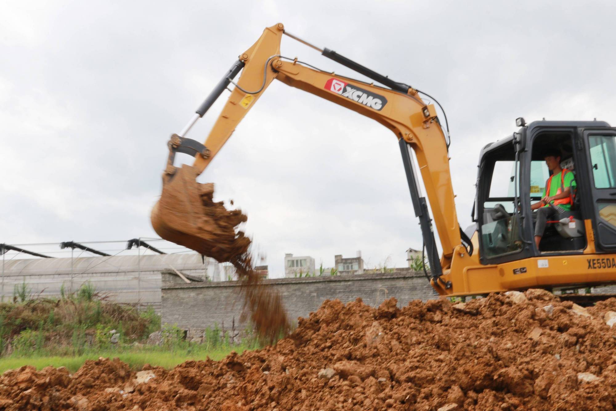 黔西谷里:挖掘机培训促就业