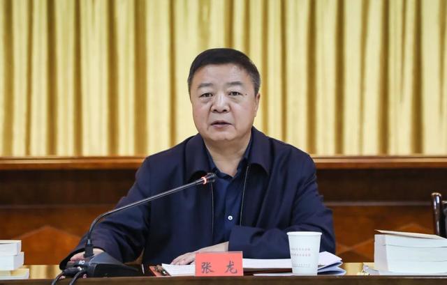 张龙主持召开县委理论学习中心组(扩大)会议