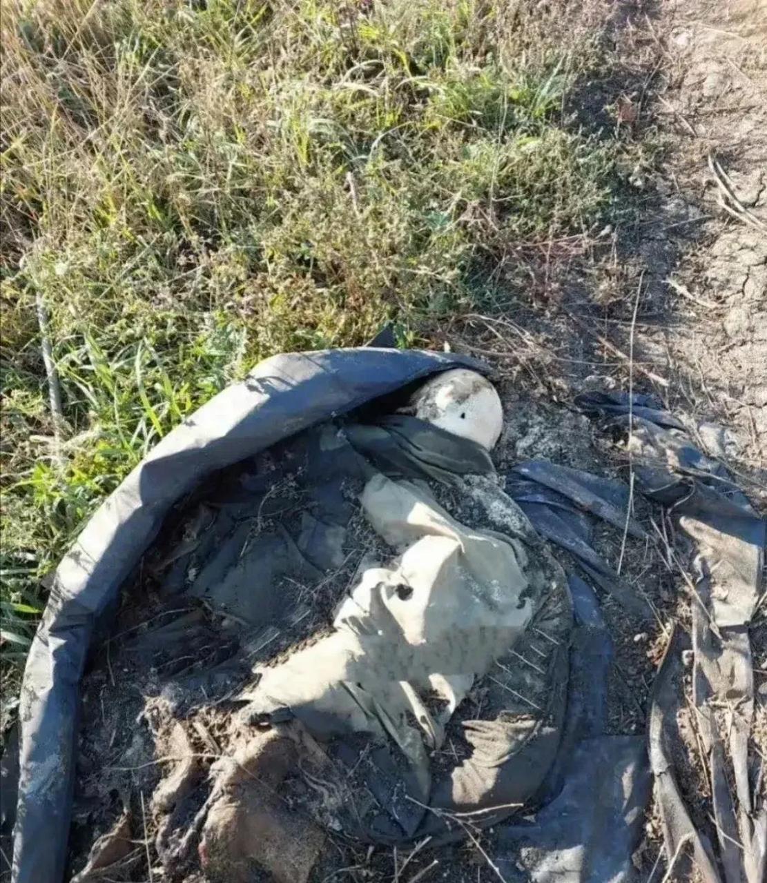 这是位于俄乌战场中心的一片荒野,一具无名的士兵骸骨静静地躺在那里