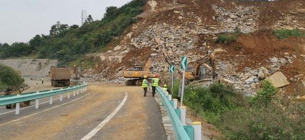 水城經開區:砸道邊坡塌方已清理,今天下午將恢復通車