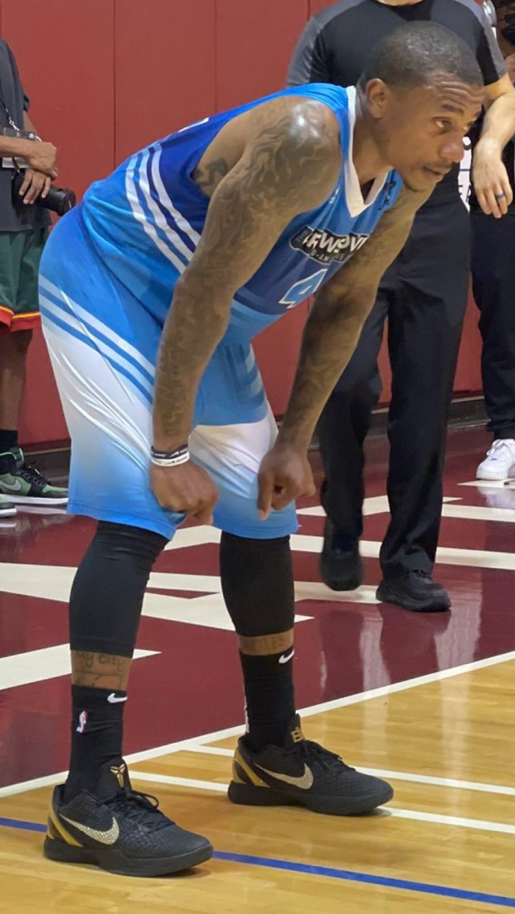 尼克杨:小托马斯他们打的比赛水平不行 内特-罗宾逊:周日来玩玩