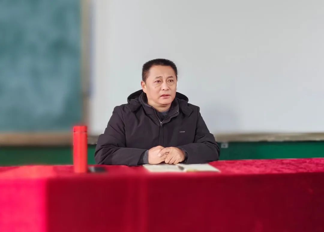   会议首先由副校长周成明对上一学期期末考试成绩进行了全面