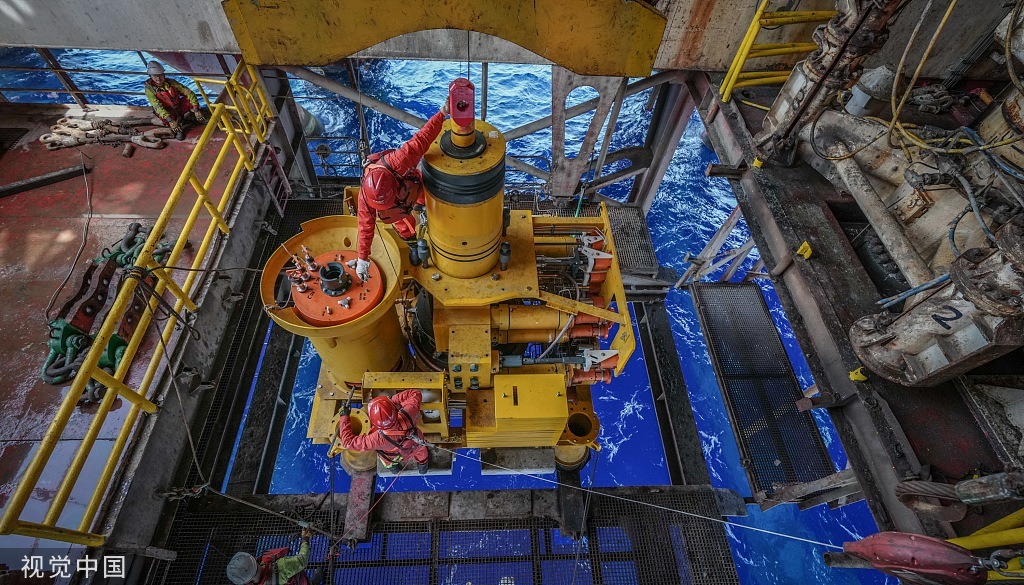 海口:我国首套国产深水水下采油树完成海底安装