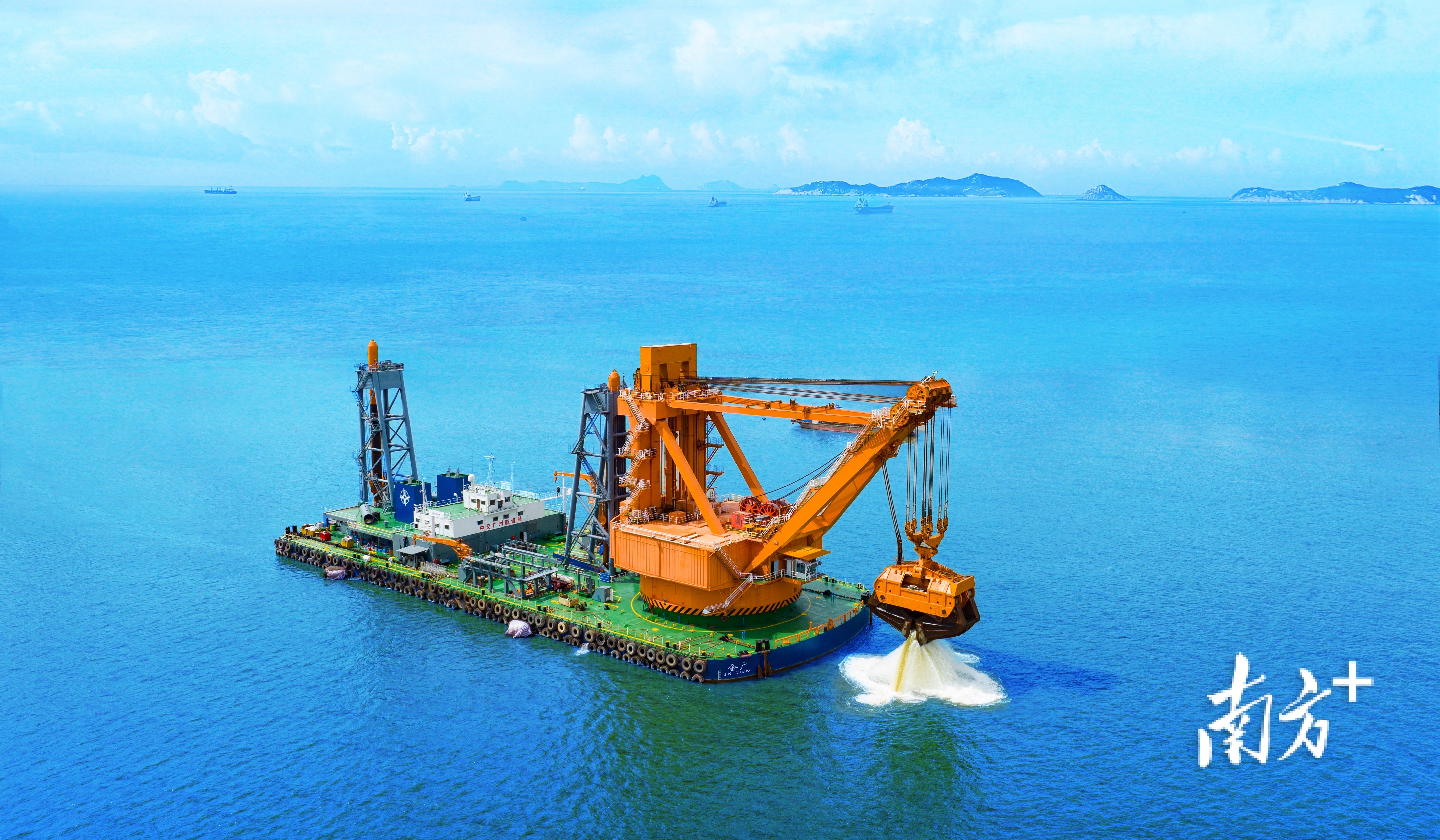 世界最大抓斗式挖泥船亮相茂名博贺新港区,曾在"一带一路"乘风破浪