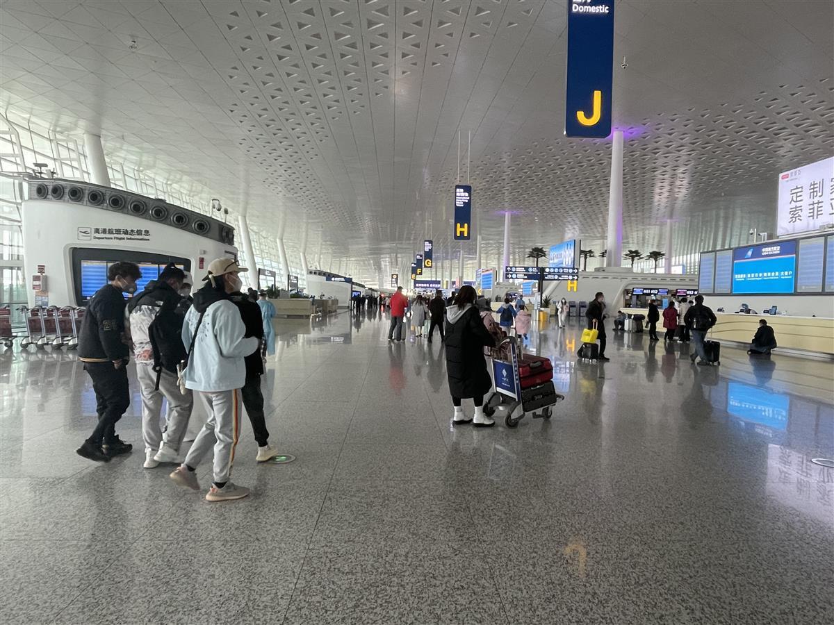 武汉天河机场单日客流量突破7万创近两年最高纪录