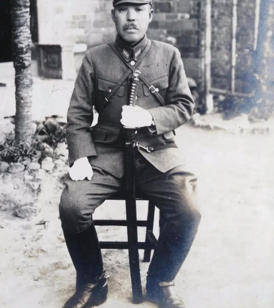42年,日军大佐穿中式服饰,带"中山学生",自称与八路是一家