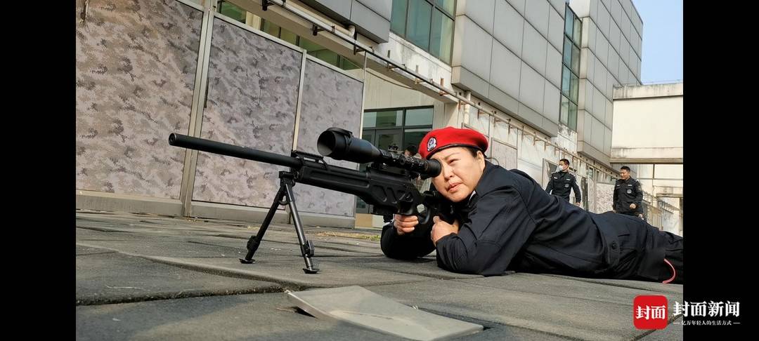 武汉女子特警队展示"绝技":3秒绳降五层楼,50米外一枪打碎鸡蛋