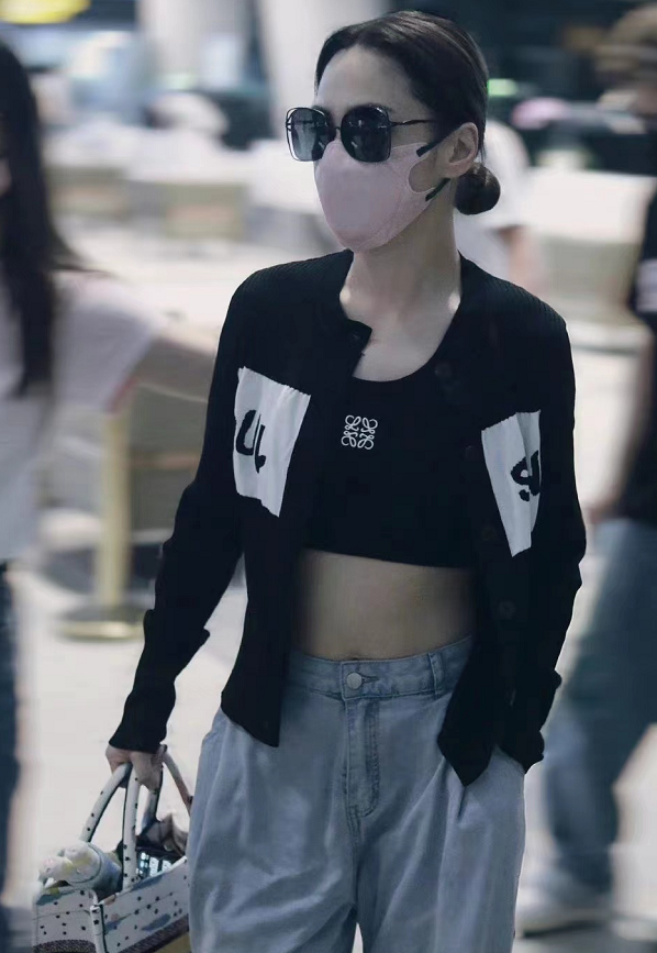 阿娇现身机场,穿黑色毛衣配牛仔短裤,尽显修长的双腿线条