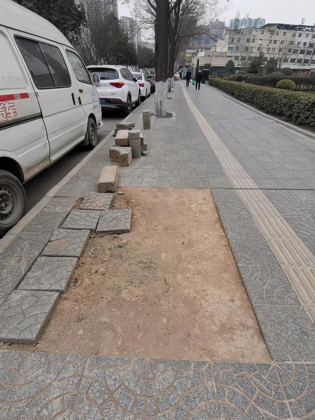 公园南路这处人行道地砖破损黄土裸露,一下雨就成了泥水坑