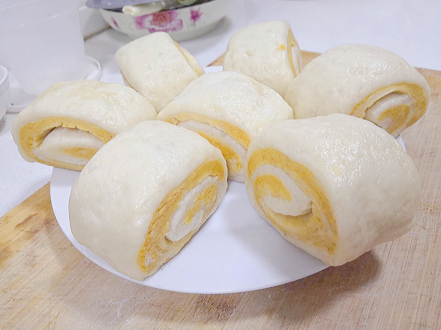 玉米面杂粮花卷馒头的做法其实非常简单,下面我就以玉米面为例介绍一