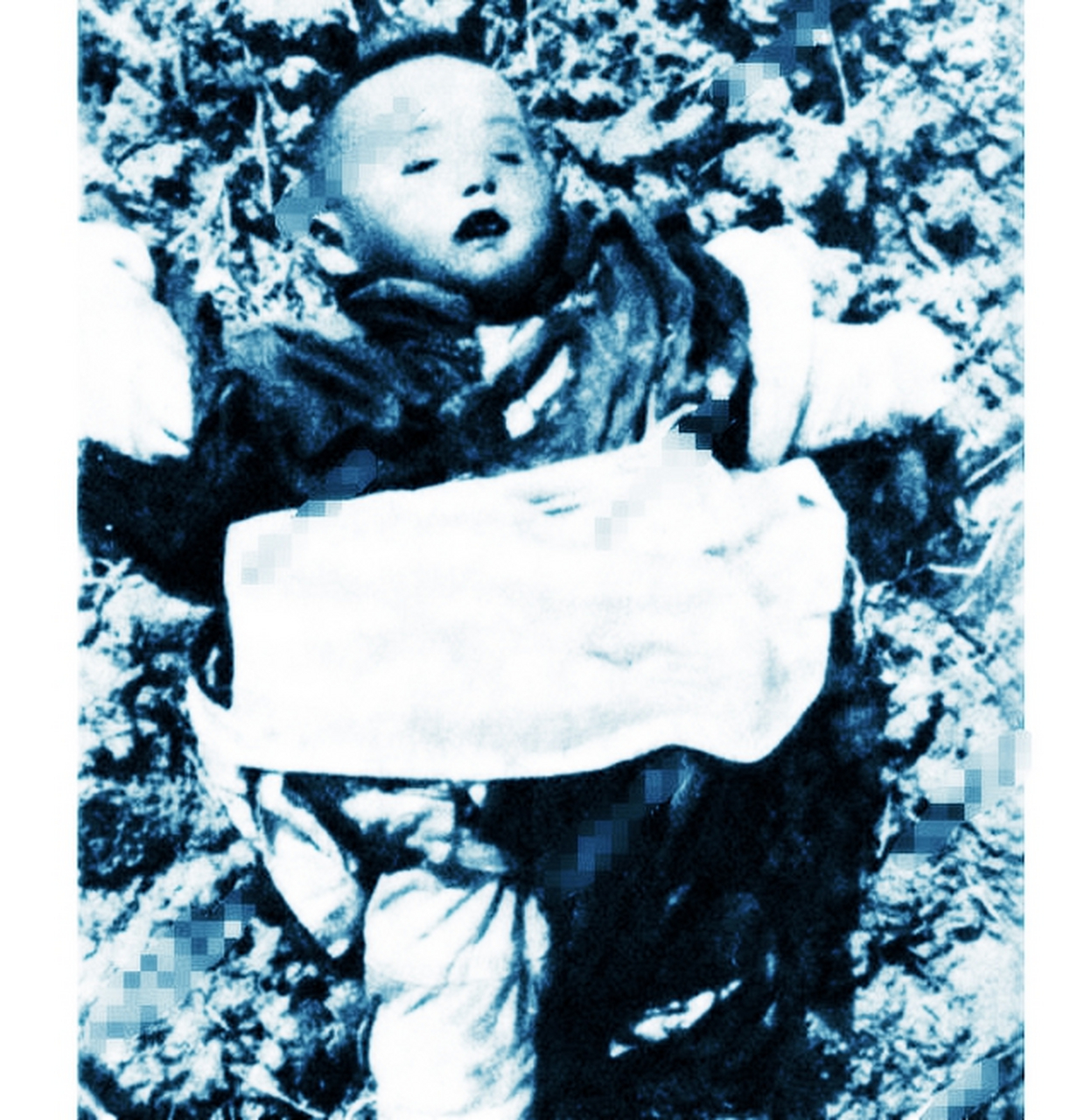 他看着身边的人一个个倒下,心里