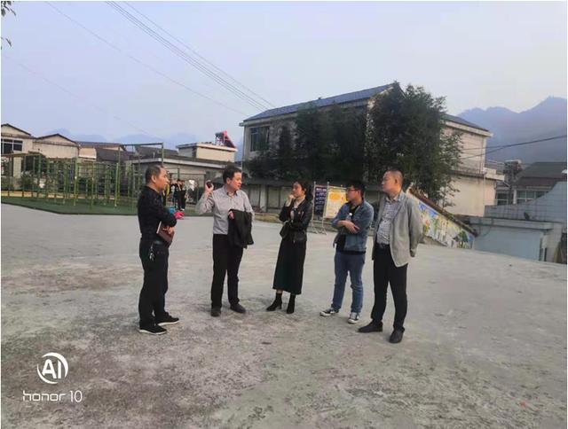 筠连县教体局总督学胡立川到大雪山镇自由小学开展校园维修维护调研