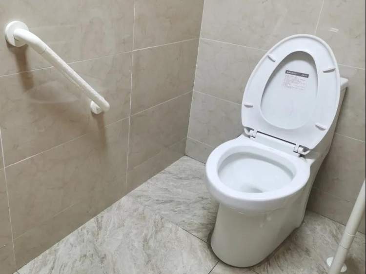 地铁2号线娄山关路站厕所改造大升级,厕位多了,环境好了!