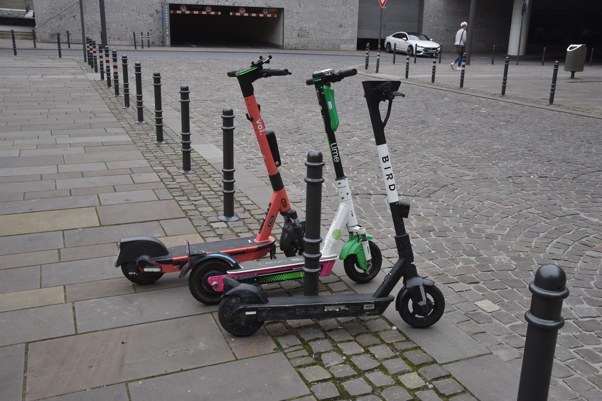 德国电动滑板车停在人行道 小巧可爱十分方便