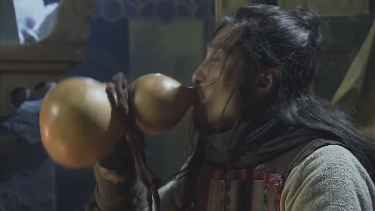 林冲在沧州附近的小酒馆饮酒 陆虞侯到沧州李小二的酒店里请管营,差拨