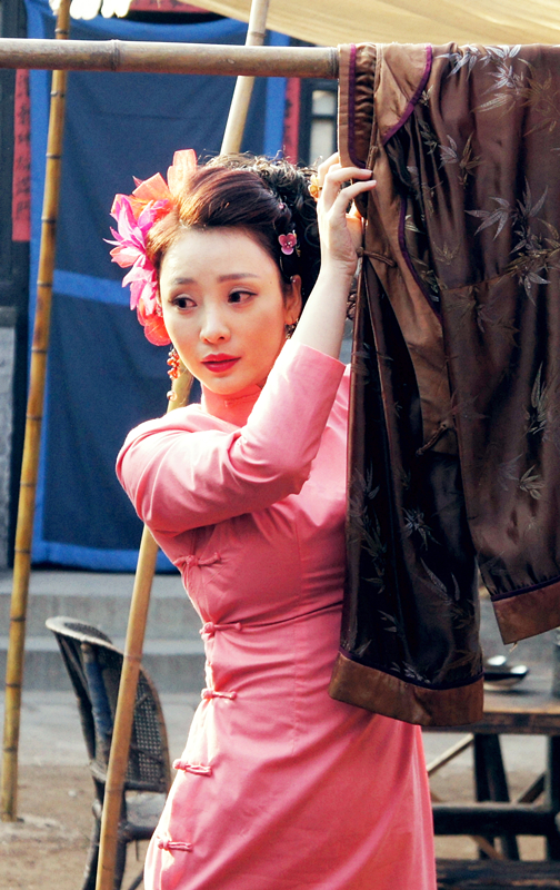 《我姥爷1945》开播,柳岩王学圻主演,抗战故事,枪炮声不断