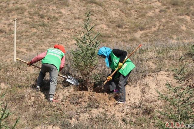 坚持两手抓 夺取双胜利