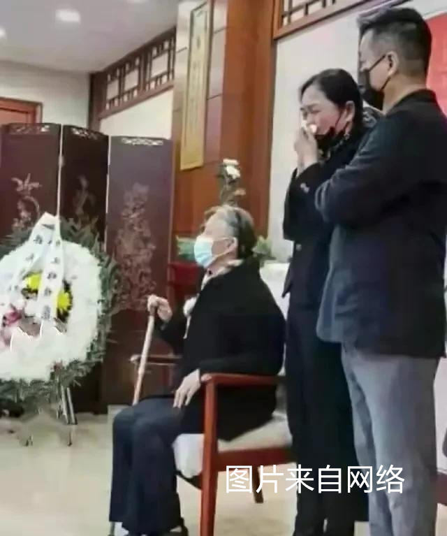 2022年,林豆豆在张清林的葬礼上的所作所为令人感动落泪