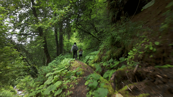 雪山脚下,她用手绘徒步路线画出远方的模样