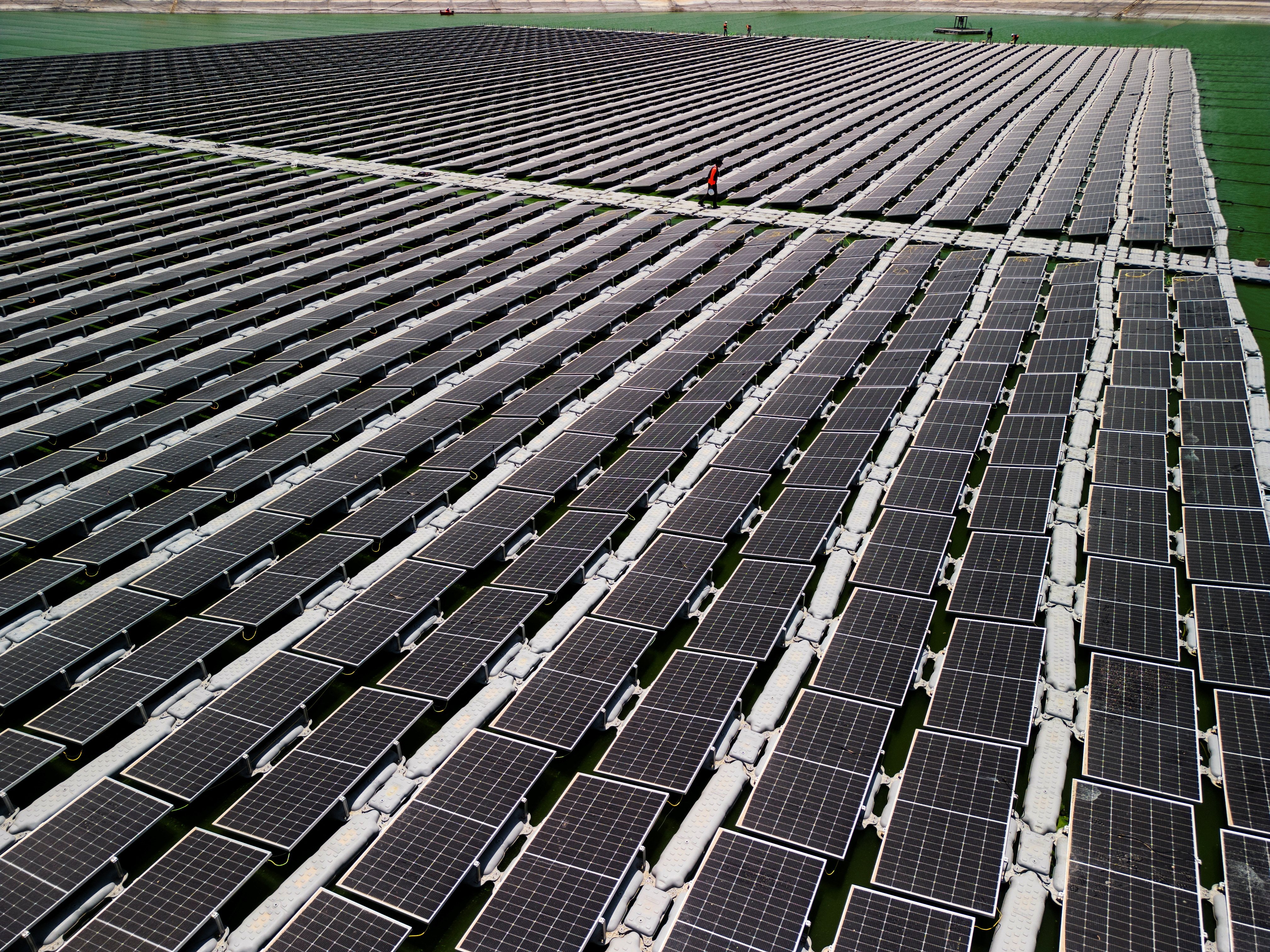 安装太阳能电池板