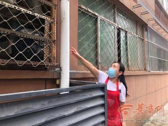 西安緯零街一老舊小區住戶陽臺漏水 下雨天衣櫃裡也