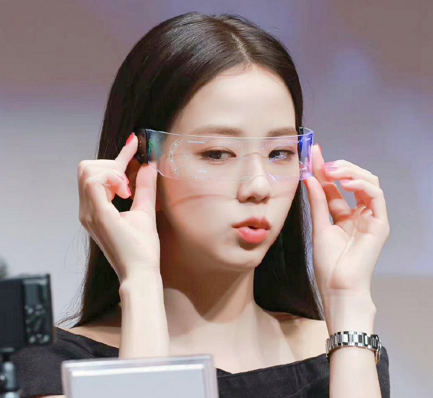 金智秀眼镜造型尽显,清纯灵动又可爱.可惜这么美的脸不在团里