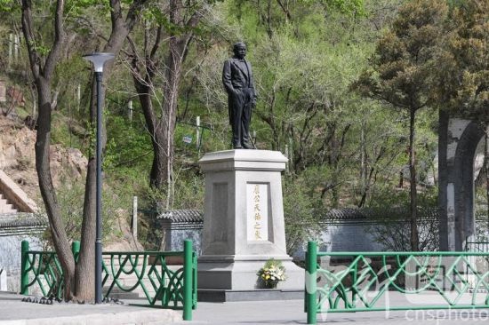 "中国铁路之父"詹天佑铜像在京张铁路青龙桥站落成100周年