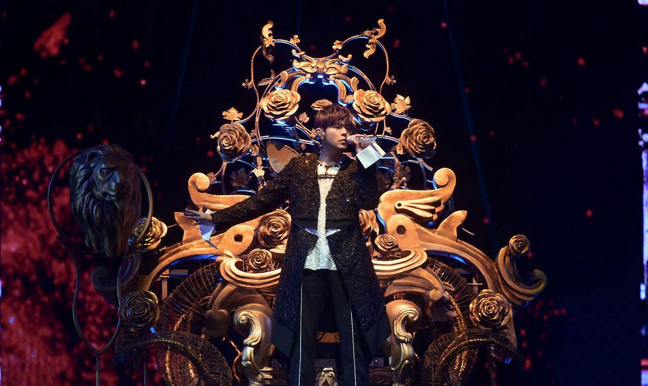 记者蔡琛仪/综合报导 天王周杰伦(周董)昨(10日)在香港开唱,继续完成