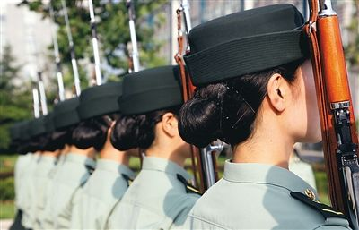 仪仗女兵盘发标准,大家学起来