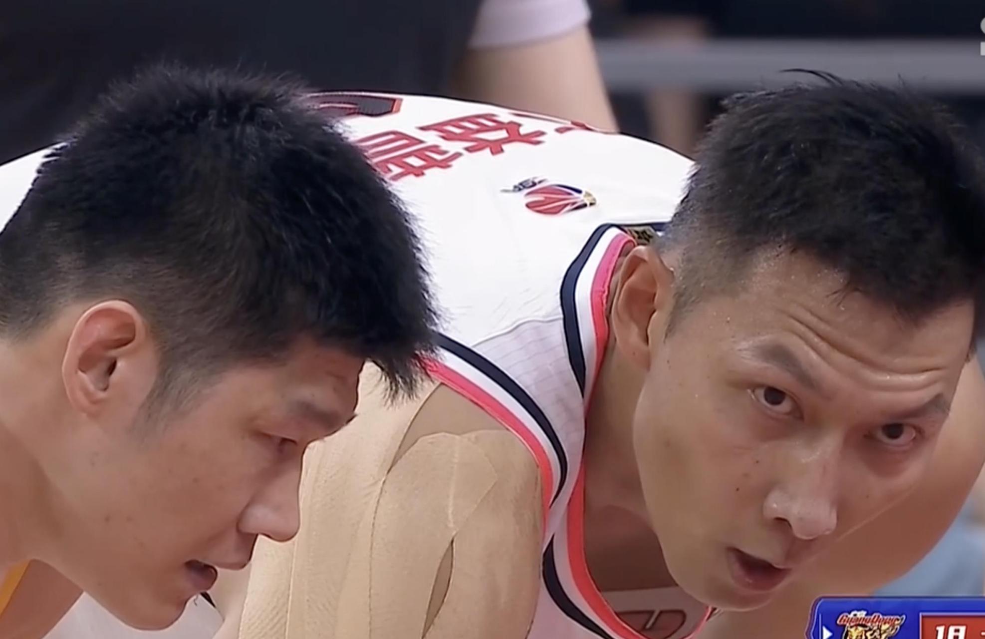 易建联最终成了胡金秋的背景板,何其悲壮.