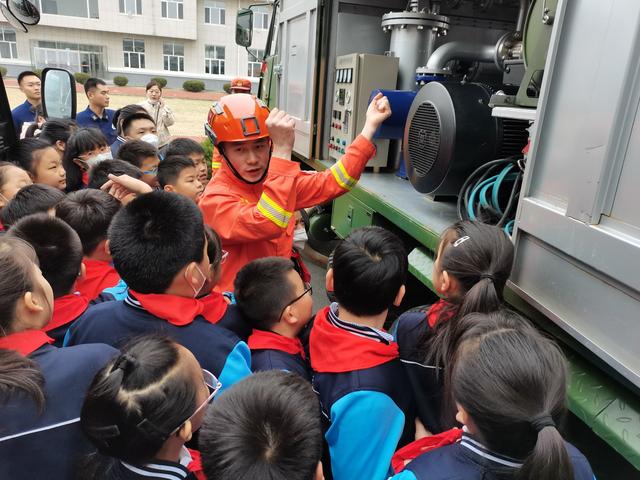 珲春市第一小学校师生走进营区学习消防技能