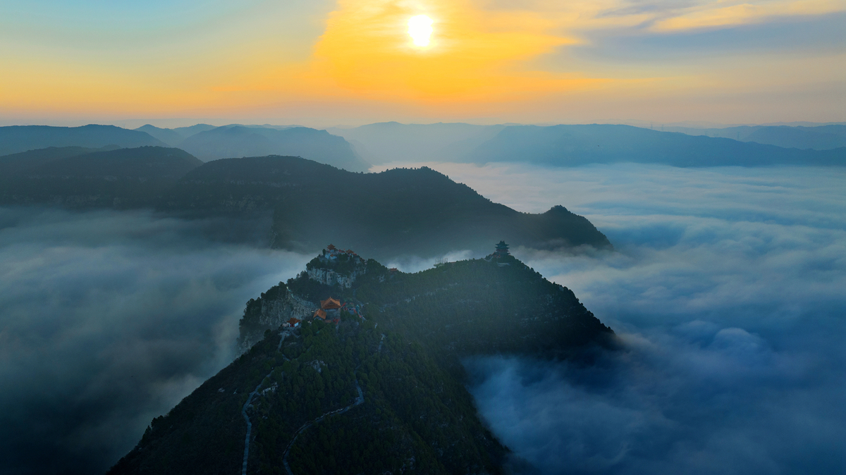 山西晋城:雨后珏山宛若仙境