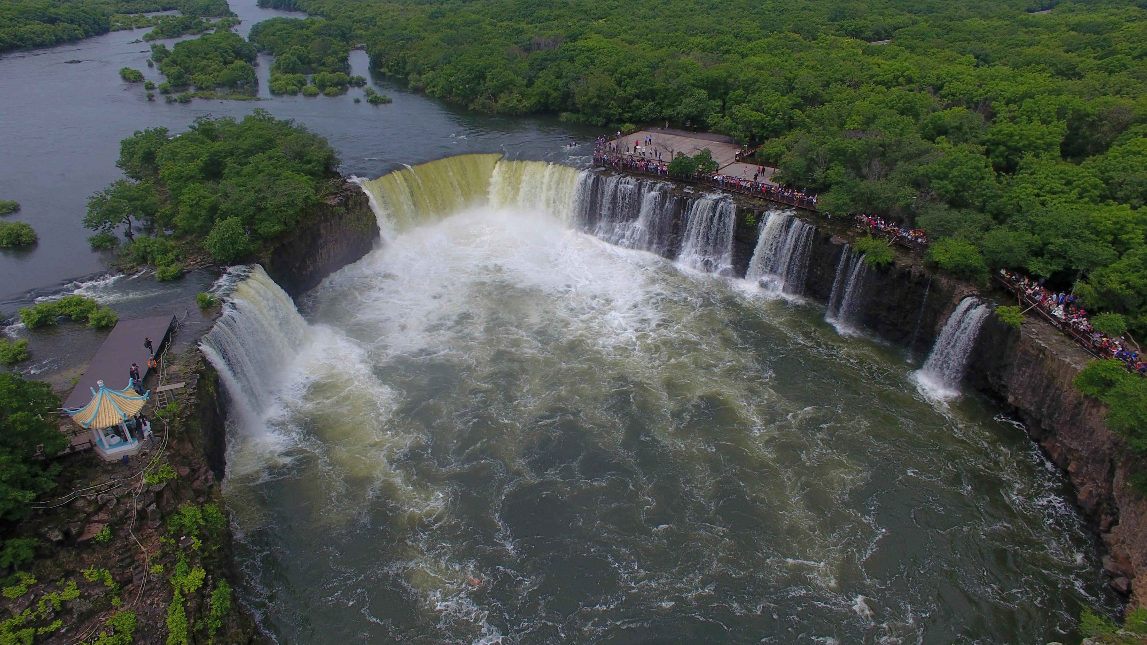 黑龙江牡丹江:壮美瀑布引游人