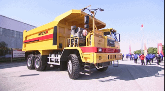 潍柴特车首批150吨大型矿用卡车在扬州交付