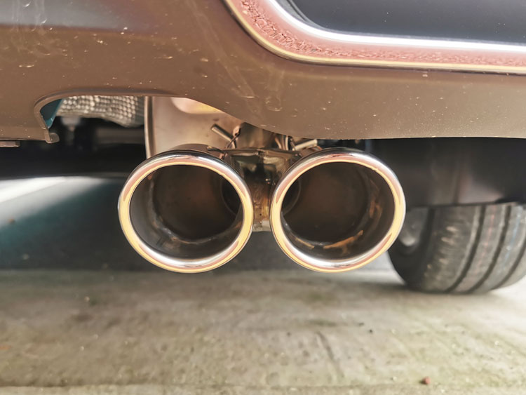 轿车加装烟囱有什么作用 轿车两个烟囱是不是就费油