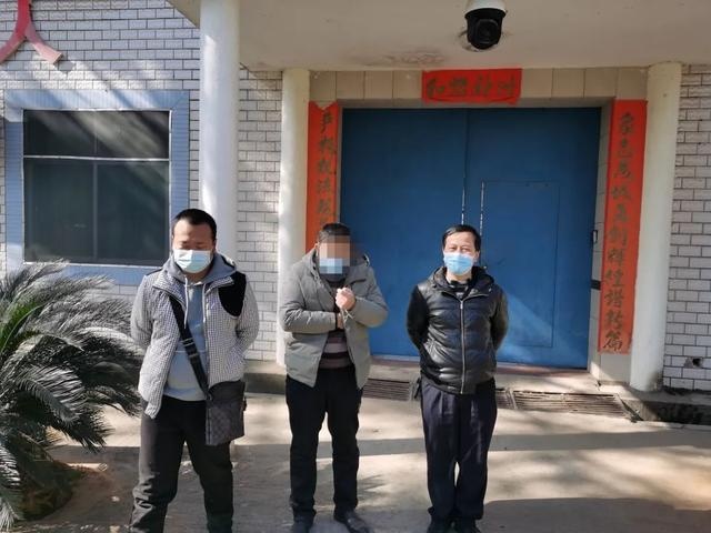 蕲春一男子拦警车,殴打执勤交警被拘留