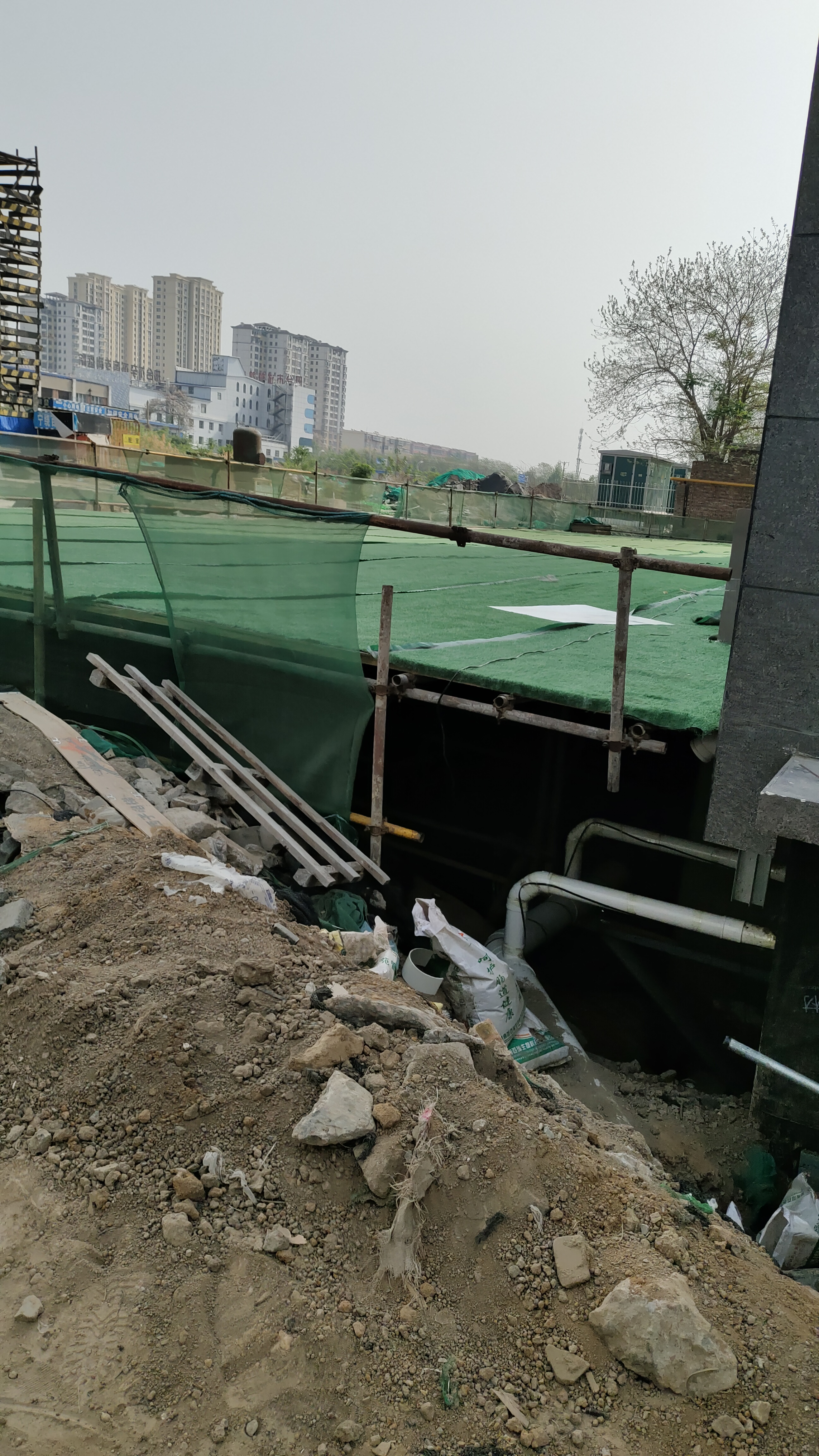 邢台水岸学府小区没有单元入口"业主回家要下负一层,如同迷宫"