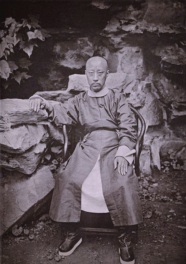 揭秘满族服饰:从常服到吉服的演变